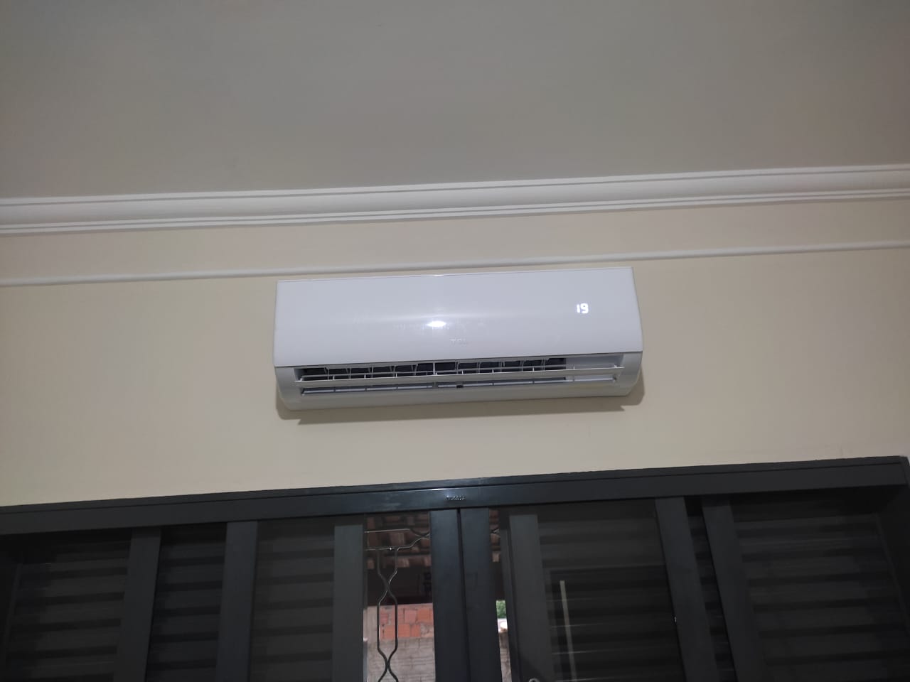 Ar condicionado instalado sobre janela